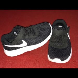 NIKE *NWT* Sz 9c (toddler) new, blk running shoes